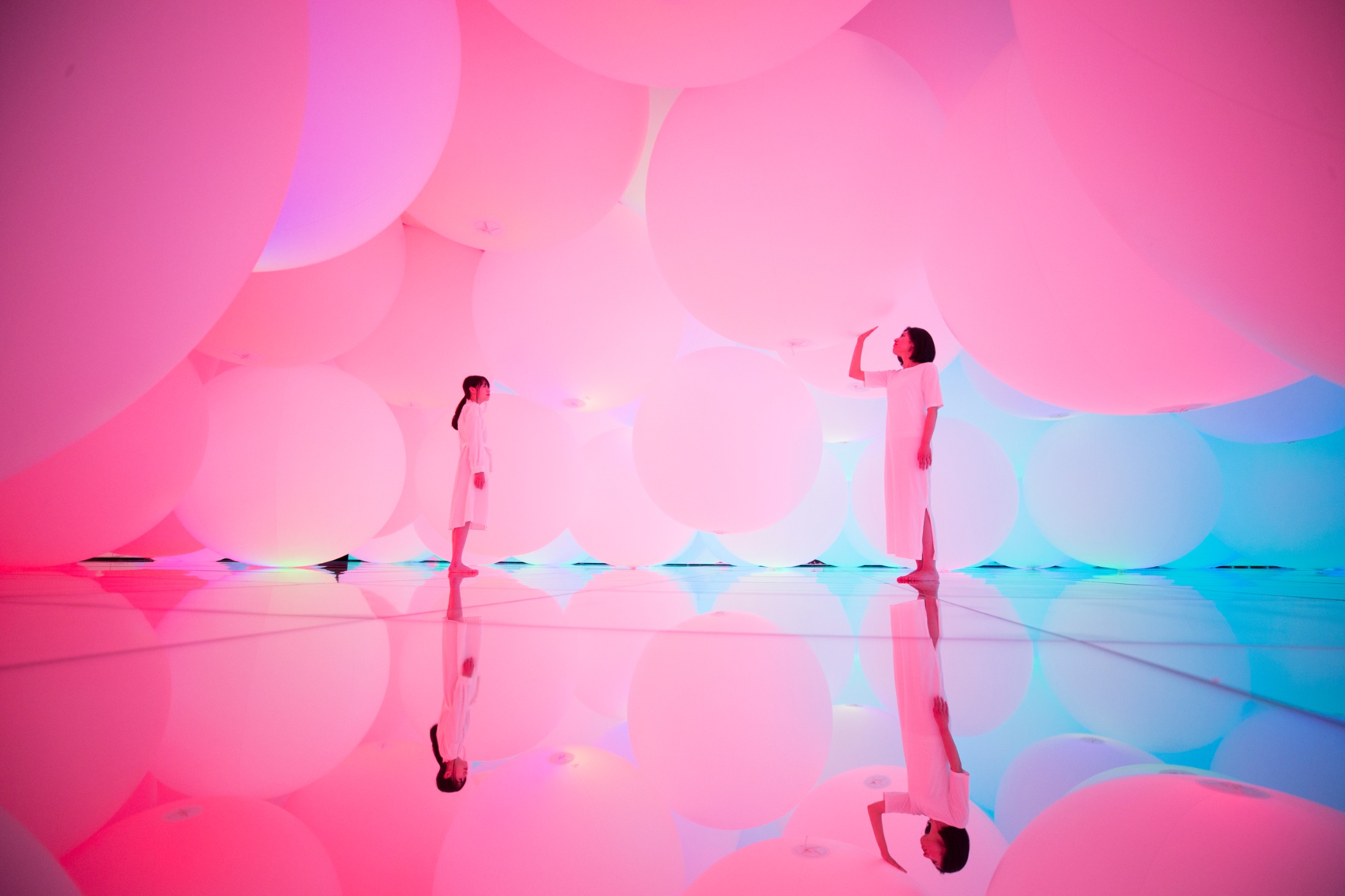 teamLab, Expanding Three-Dimensional Existence in Transforming Space – Flattening 3 colors and 9 Blurred colors, Free Floating, 2009-2018, Interactive Installation, Endless, Sound: Hideaki Takahashi © teamLab.